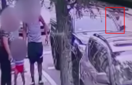 فيديو مروع يوثق لحظة سرقة شاحنة مع طفل بداخلها